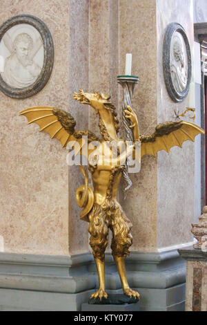Candelabro in bronzo a forma di drago in Saint Mang Basilica di Fussen, Baviera, Germania. Foto Stock