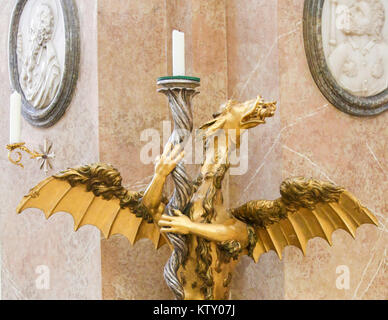 Candelabro in bronzo a forma di drago in Saint Mang Basilica di Fussen, Baviera, Germania. Foto Stock