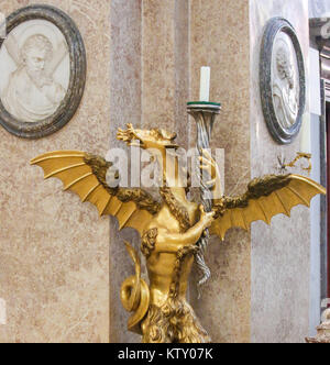 Candelabro in bronzo a forma di drago in Saint Mang Basilica di Fussen, Baviera, Germania. Foto Stock