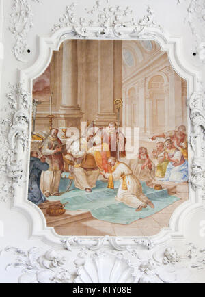 Affresco raffigurante l ordinazione sacerdotale di San Magno di Fussen, Saint Mang, nella Basilica di Fussen, Baviera, Germania. Foto Stock