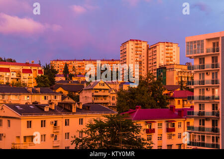 Bellissima vista di edifici di appartamenti in montagna nella luce del sole riflessa dalle nuvole, Sochi, Russia Foto Stock