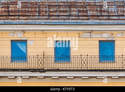 Tre finestre in una riga sulla facciata della urban edificio storico vista frontale, San Pietroburgo, Russia Foto Stock