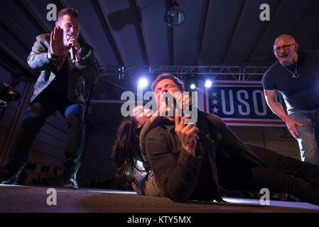 Wrestler Gail Kim strozzature attore Adam Devine durante un tour di OSU show a Moron Air Base Dicembre 21, 2017 a Siviglia, Spagna. Foto Stock