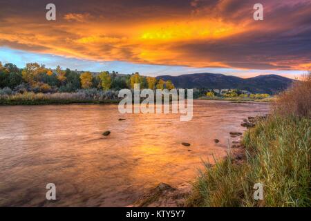 Il sole sorge sopra il fiume Verde presso la John Jarvie Ranch storico Ottobre 14, 2016 in olandese John, Utah. Foto Stock