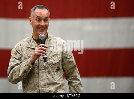 Stati Uniti Comune di capi di Stato Maggiore Presidente Giuseppe Dunford parla ai soldati degli Stati Uniti durante l'OSU Tour vacanza al Bagram Airfield Dicembre 24, 2017 in Bagram, Afghanistan. Foto Stock