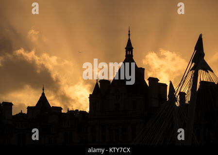 Vista di Whitehall dalla terrazza superiore del Teatro Nazionale - durante il giorno di tempesta Ofelia Foto Stock