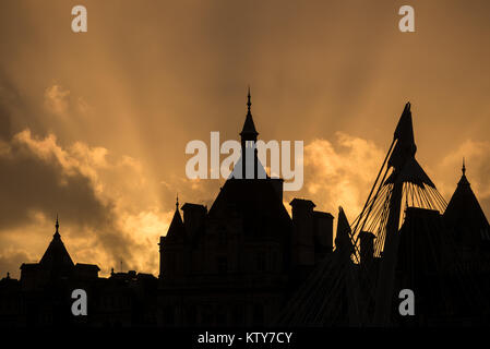 Vista di Whitehall dalla terrazza superiore del Teatro Nazionale - durante il giorno di tempesta Ofelia Foto Stock