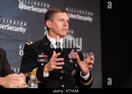 Stati Uniti Esercito Cyber Command vice comandante generale delle operazioni JP McGee parla durante l'ottava edizione Billington alla sicurezza informatica Summit al Washington Convention Center, 13 settembre 2017 a Washington, DC. Foto Stock