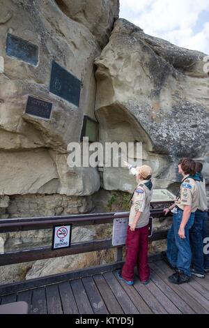 I turisti di leggere un segno lungo il Lewis e Clark National Historic Trail Settembre 29, 2012 in Montana. Foto Stock