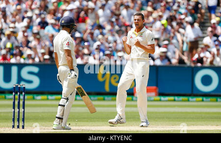 Australia Josh Hazelwood celebra il paletto di Dawid Malan durante il giorno tre delle ceneri Test match al Melbourne Circket Massa, Melbourne. Foto Stock