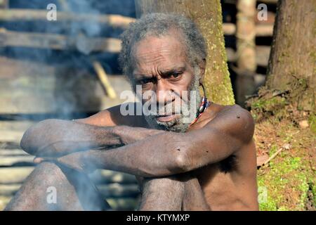 Giungla selvaggia, Irian Jaya, Nuova Guinea, Indonesia - 16 Maggio 2016: oldman Papua da Korowai tribù nella giungla della Nuova Guinea isola. Onni Village. Foto Stock