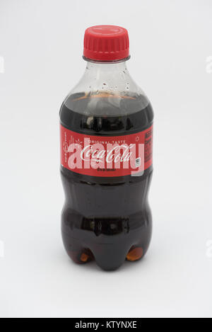 Una plastica riciclabile 12 oncia Bottiglia di Coca Cola isolato Foto Stock