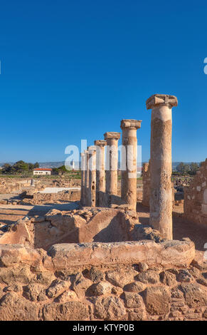 Antico tempio colonne nel Parco Archeologico di Kato Pafo nella città di Paphos, Cipro. Foto Stock