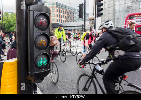 Ciclo di semafori e i ciclisti sul ciclo di nord-sud superstrada / Ciclo Superstrada 6, Blackfiars, città di Londra, Regno Unito Foto Stock