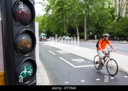 Ciclo di semafori per attraversamento pedonale ciclo est-ovest Autostrade, Victoria Embankment pista ciclabile. Londra, Regno Unito Foto Stock