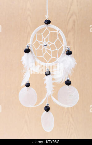 White dream catcher su sfondo di legno. Foto Stock