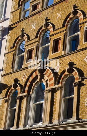 Facciate di edifici su Chancery Lane, London, England, Regno Unito Foto Stock