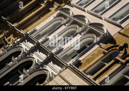 Facciate di edifici su Chancery Lane, London, England, Regno Unito Foto Stock