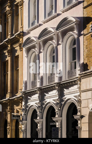 Facciate di edifici su Chancery Lane, London, England, Regno Unito Foto Stock