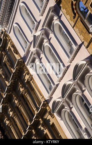 Facciate di edifici su Chancery Lane, London, England, Regno Unito Foto Stock