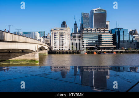 City of London skyline visto dalla riva sud del fiume Tamigi, London, England, Regno Unito Foto Stock