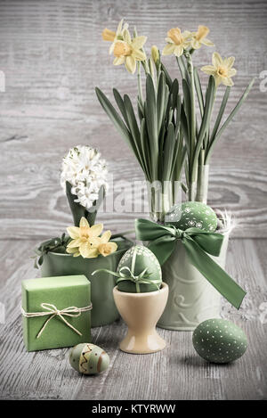 Composizione di pasqua in verde e giallo sul legno, immagine oscurata Foto Stock
