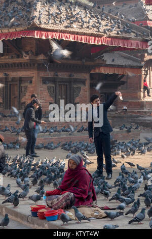 Imprenditori prendere selfies con piccioni a Durbar Square, Kathmandu, Nepal Foto Stock