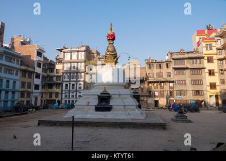 Stupa buddista tra gli edifici di Kathmandu, Nepal Foto Stock