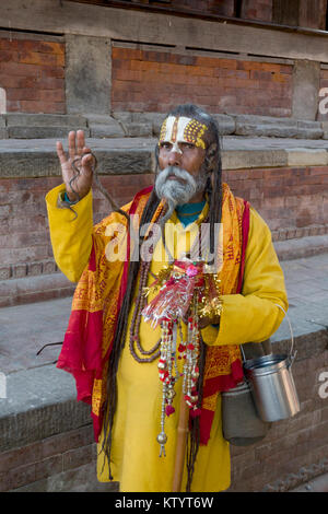 Ritratto di Sadhu Uomo Santo in Durbar Square, Kathmandu, Nepal Foto Stock