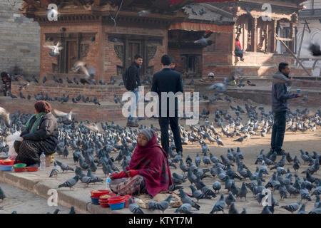 Le donne a vendere bird feed per piccioni in Kathmandu Durbar Square Foto Stock