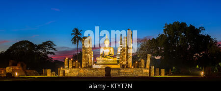 Statua del Buddha al Wat Mahathat, il Tempio del Buddha, in Sukhothai Historical Park, sito Patrimonio Mondiale dell'UNESCO, Sukhothai, Thailandia Foto Stock