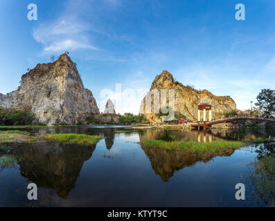 Rock, Montagna Khao Ngu Rock Park, con ponte e di riflessione in acqua, Thailandia Foto Stock