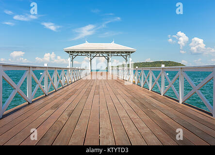 Legno ponte bianco, Assadang , in mare dove si trova il famoso punto di riferimento a isola Srichang, Sri Koh Chang, Chonburi Thailandia Foto Stock