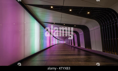 Pipetta: UN 90m lungo tunnel pedonale con LED integrato lightwall a King's Cross Foto Stock