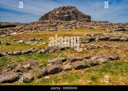 Torre centrale al nuraghe Su Nuraxi, xvii secolo a.c. struttura megalitica, Età del Bronzo, vicino a Barumini, Sardegna, Italia Foto Stock