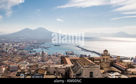 Una panoramica di Napoli con il porto e il Vesuvio in lontananza. Foto Stock