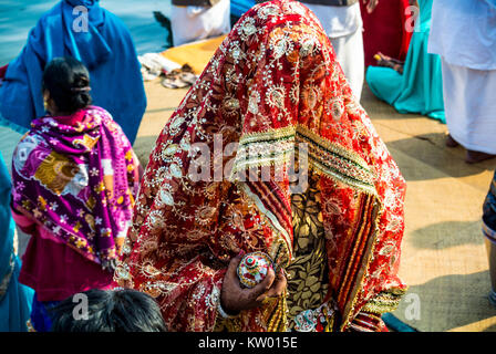 Donna indiana con il suo volto coperto di sari, Varanasi, Utttar Pradesh, Inde Foto Stock