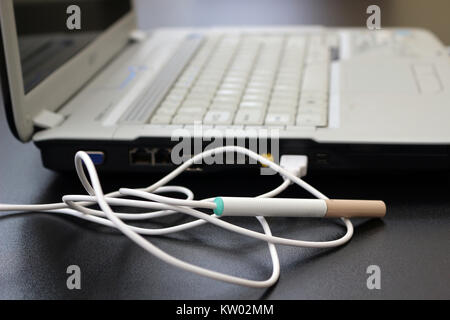 Un'e-sigaretta inserito in un computer portatile Foto Stock