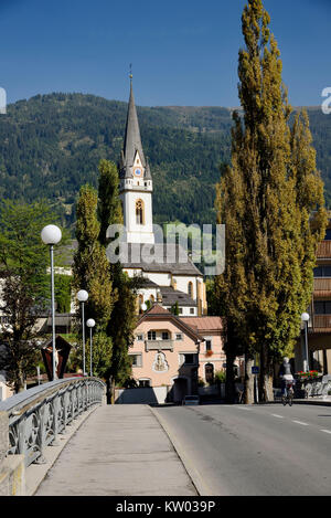 Osttirol Llenz, gotica chiesa parrocchiale San Andr? Circa il ponte parrocchiale, gotische Pfarrkirche St Andrä über der Pfarrbrücke Foto Stock