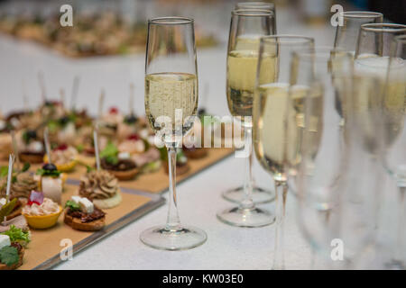 Catering per banchetti Tavolo con tartine, spuntini, tavola festiva, fette, bicchieri reception Foto Stock