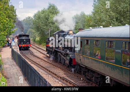 7822 "Foxcote Manor, capi di un treno da Bodiam passando un treno giù nel loop a Wittersham strada a Kent e East Sussex Railway, REGNO UNITO Foto Stock