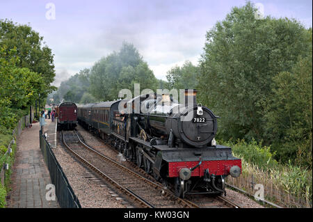 7822 "Foxcote Manor, capi di un treno da Tenterden passando un treno in loop all'Wittersham strada a Kent e East Sussex Railway, REGNO UNITO Foto Stock