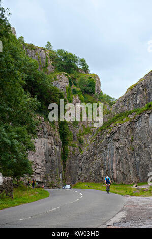 Un ciclista ascende Cliff Road, il ripido pendio in Cheddah Gorge, Somerset, Regno Unito Foto Stock