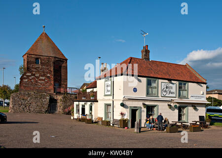 Il White Horse public house accanto alla Great Yarmouth North West Tower, parte delle mura del borgo medievale. Foto Stock