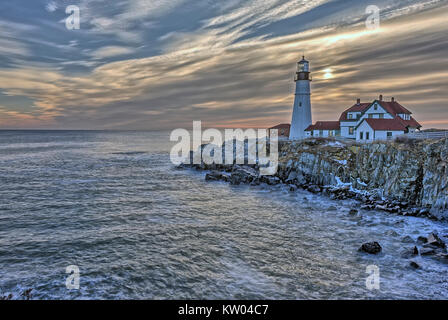 Portland Head Light, faro nelle prime ore del mattino all'alba Foto Stock