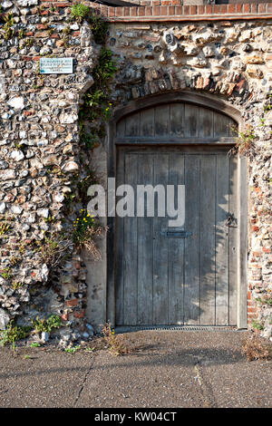 Antica porta di legno sulla Torre Nord Occidentale che fa parte delle mura del borgo medievale a Great Yarmouth, Regno Unito Foto Stock