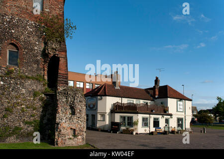 Il White Horse public house accanto alla Great Yarmouth North West Tower, parte delle mura del borgo medievale. Foto Stock