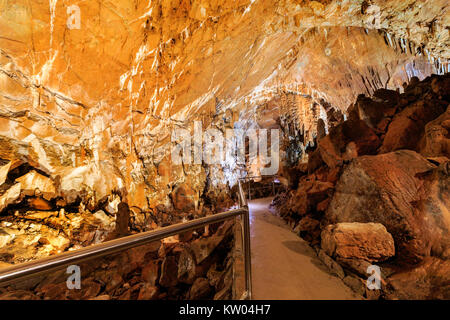 STARIGRAD, Croazia - 24 agosto 2017: Manita pec grotta nascosta sulla cima della montagna di Velebit nel parco nazionale Paklenica Foto Stock