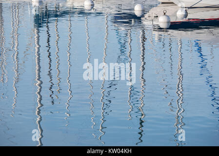 Le riflessioni di stuoie e gli scafi delle barche sul lago di Ginevra, Svizzera Foto Stock