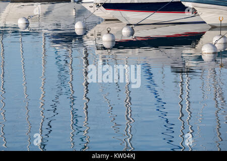 Le riflessioni di stuoie e gli scafi delle barche sul lago di Ginevra, Svizzera Foto Stock